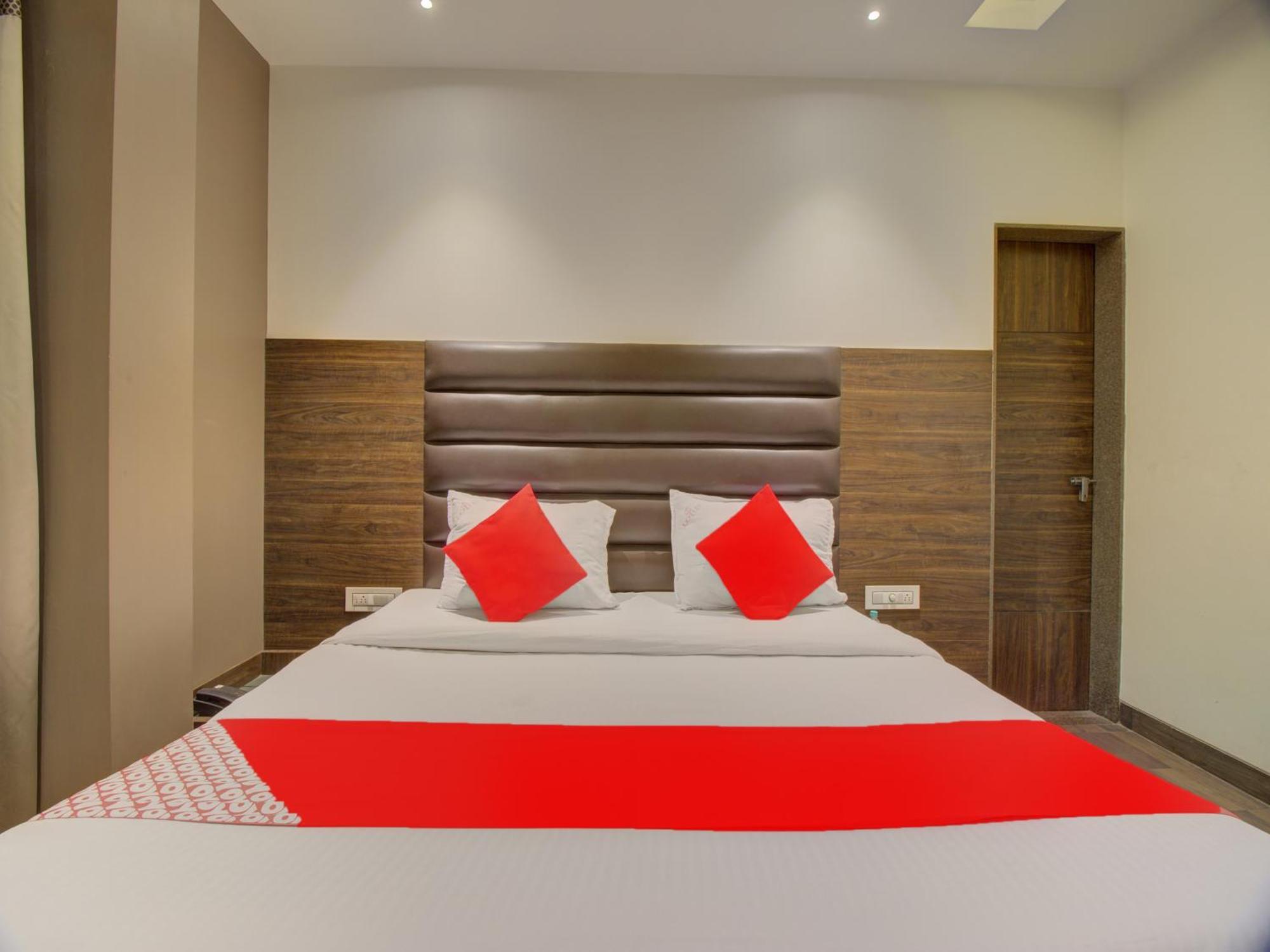 Oyo 35844 Hotel Lotus Residency Sangli Экстерьер фото